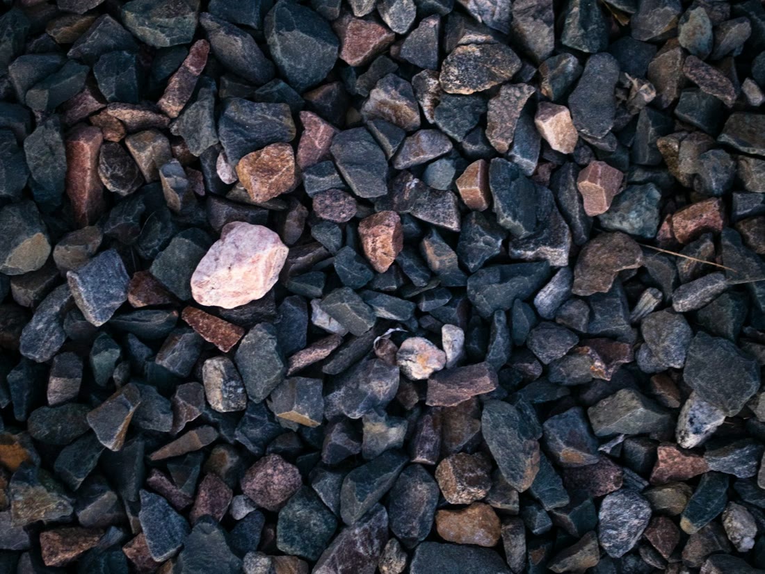 Mixed crushed stone and mineral aggregate